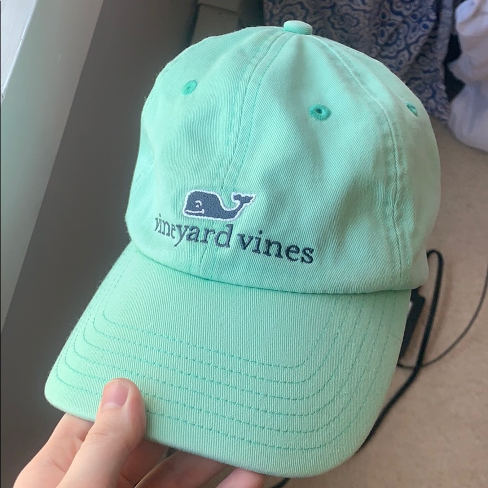 vineyard vines hat!